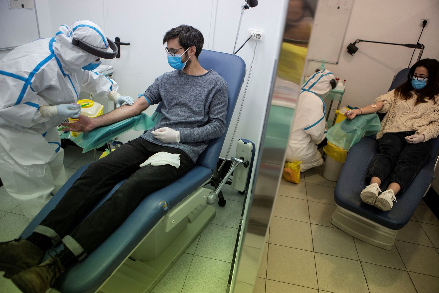 A health center in Barcelona tests patients for Covid-19 as part of the serology study organised by the Spanish Health Ministry. (Credit: Enric Fontcuberta | EFE)