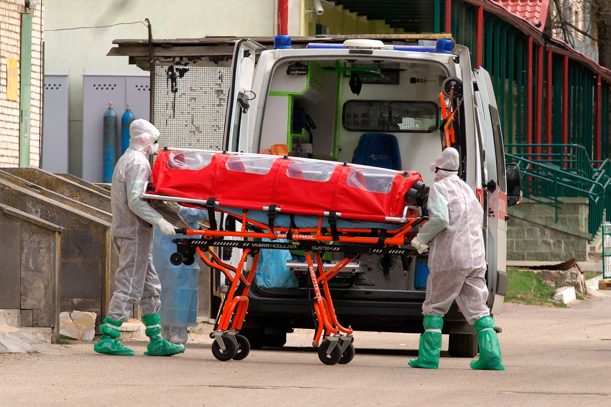 COVID-19 patient being transported to ambulance in Vitebsk, Belarus (Credit: Serge Serebro, Vitebsk Popular News)