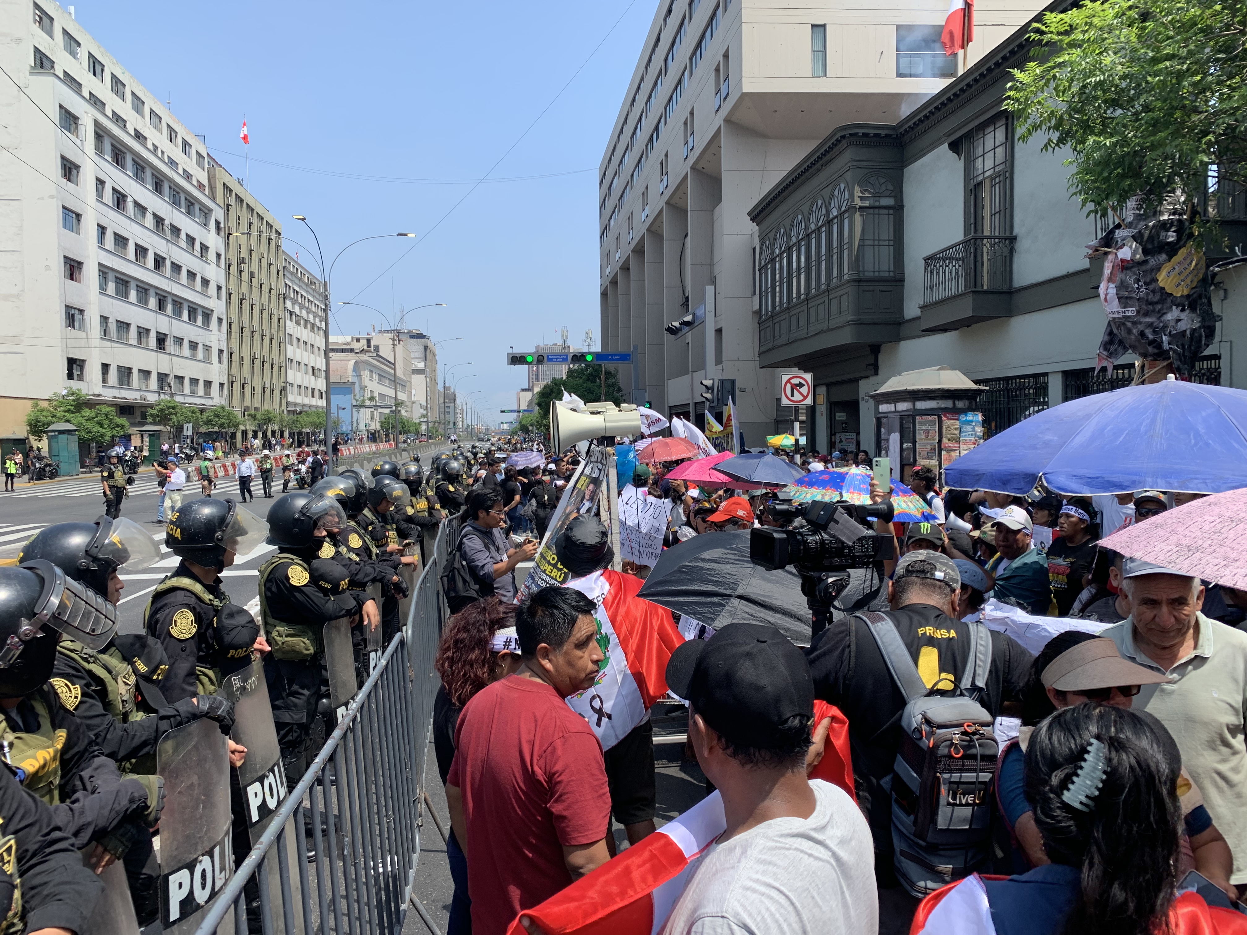 police kettling protesters