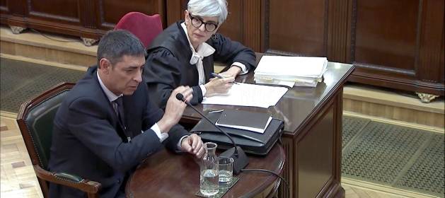 Former Catalan police chief Josep Lluís Trapero, who is facing charges in the National High Court for rebellion and sedition, testifies under the gaze of his defence counsel, Olga Tubau