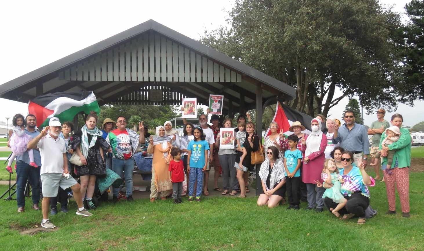 Flying kites in Muloobinba/Newcastle. Photo: Socialist Alliance Newcastle