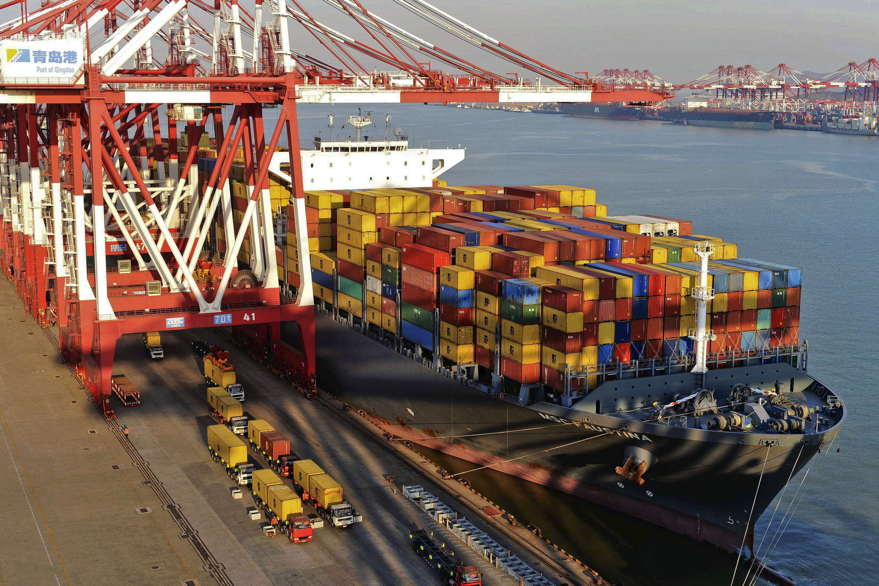 Import platform. Контейнеры в порту. Китайская внешняя торговля. Импорт товаров из Китая. Экспорт Китая.
