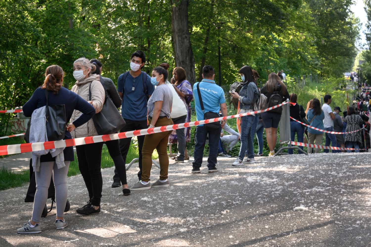 Queing for food handouts in Geneva (Credit: Fabrice Coffrini)