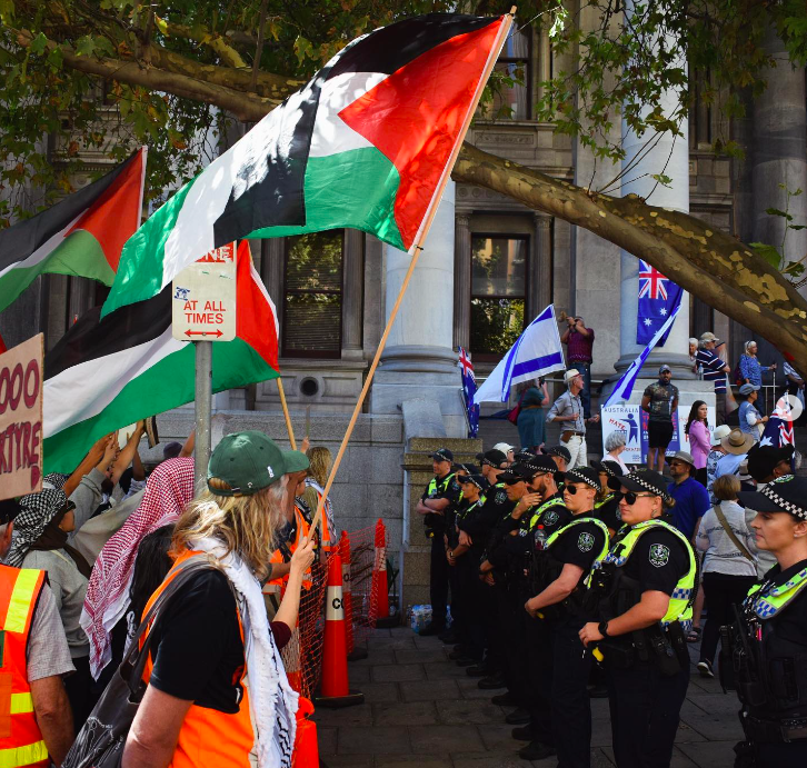 Police line protecting the pro-genocide Zionist rally from counter protesters. Photo: Jordan Ellis