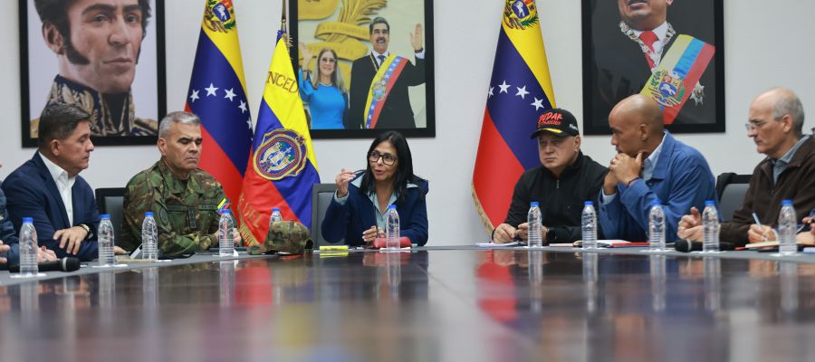 Delcy Rodriguez and ministers at a table