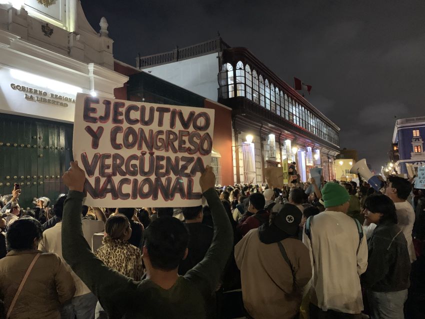 protesters in Peru with a sign reading:'Executive and Congress are a disgrace'