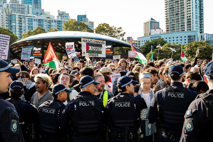 police block protesters 