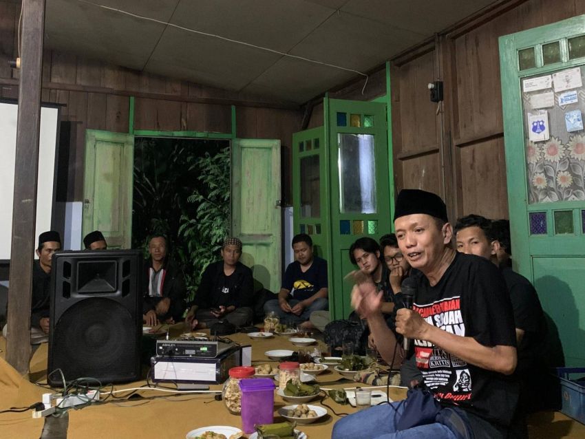 People sitting on the floor having a meeting
