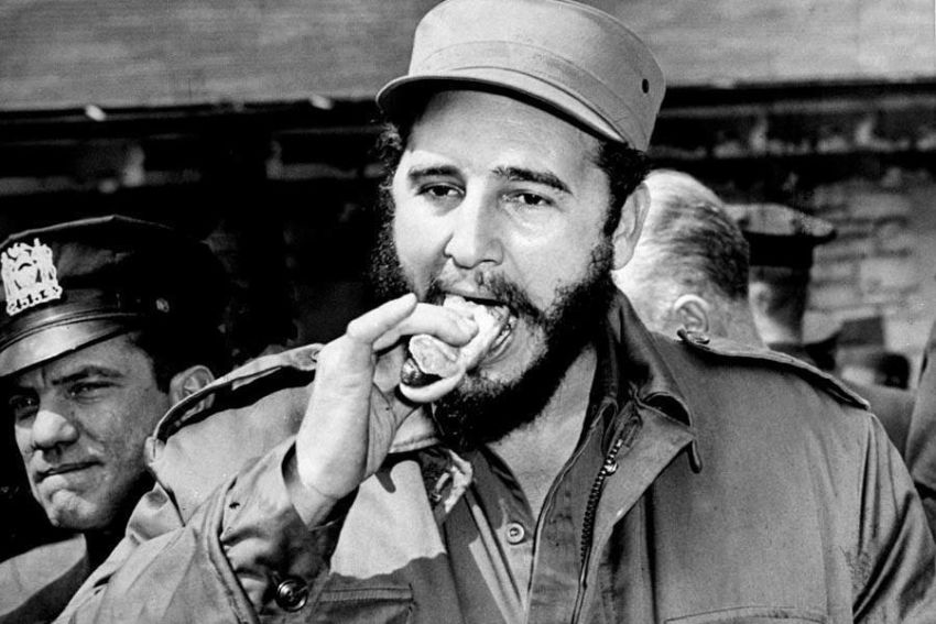 Fidel Castro eating a hotdog in New York