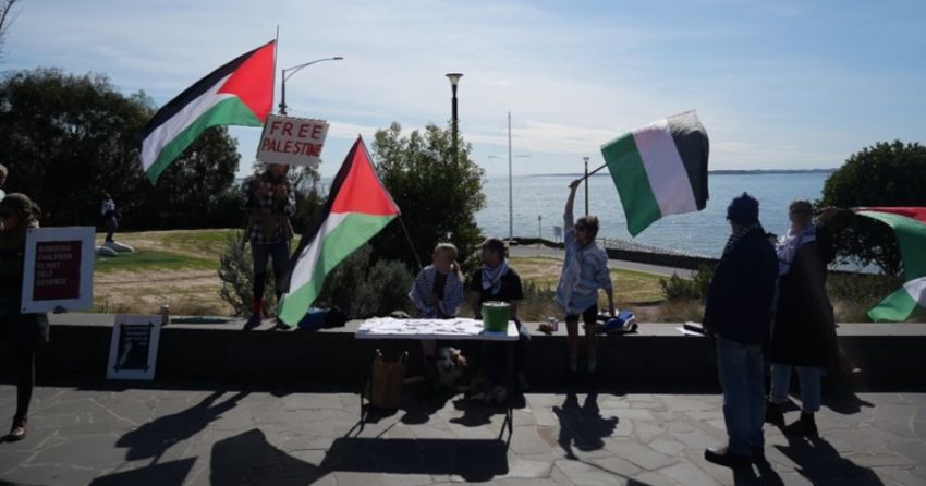 Photo of Bass Coast 4 Palestine supporters at Cowes Jetty