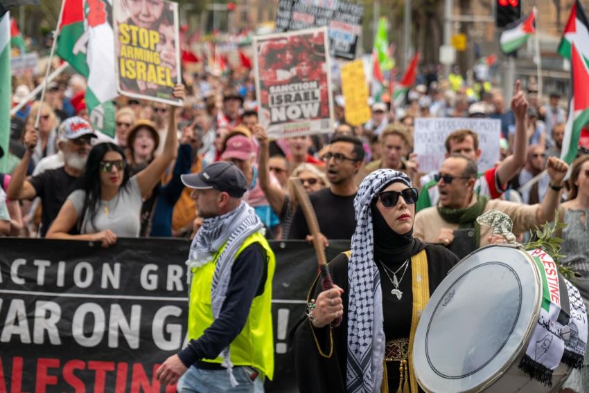Thousands rallied in Gadigal Country/Sydney, February 1
