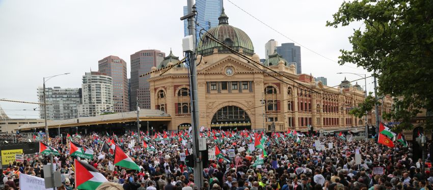 protests at flinders st station against isaac herzog 