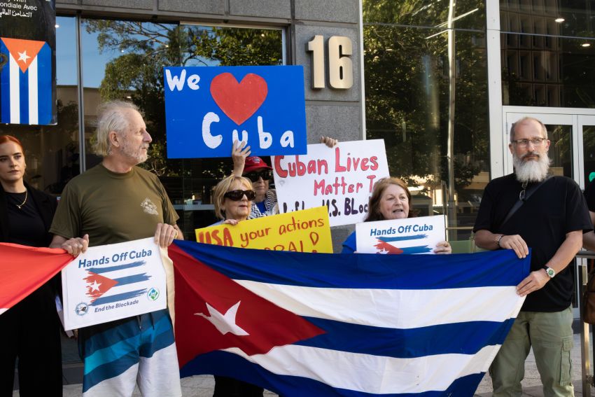 protesters outside the US consulate in boorloo/Perth on february 18, opposing the United States blockade of Cuba