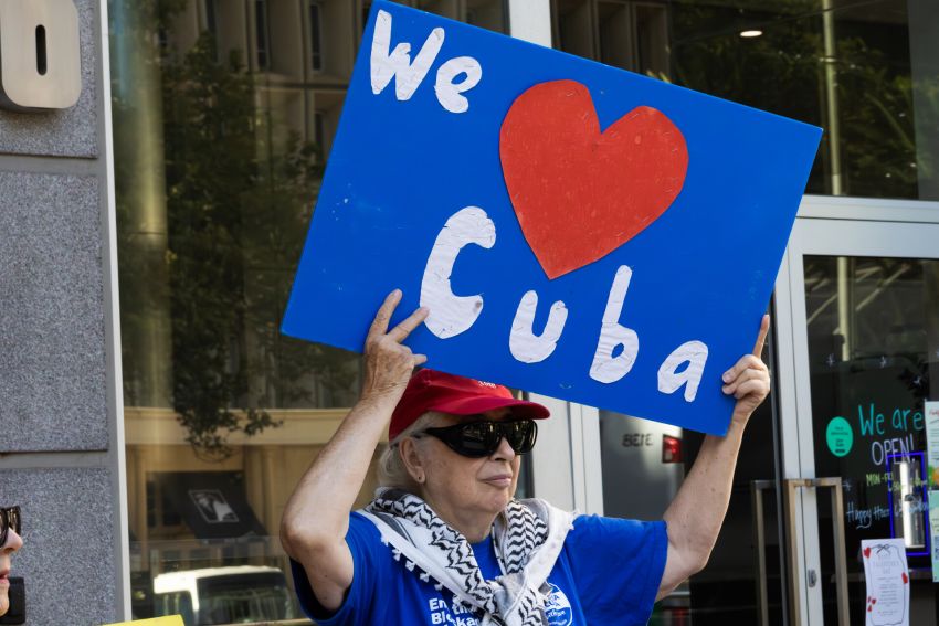 protesters outside the US consulate in boorloo/Perth on february 18, opposing the United States blockade of Cuba