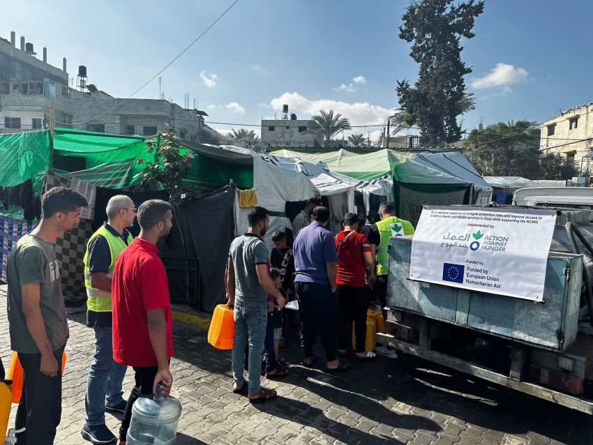 Queueing for water in Gaza