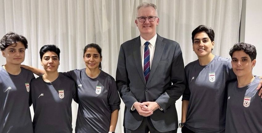Tony Burke with members of the Iranian women's football team. (Supplied: Department of Home Affairs)
