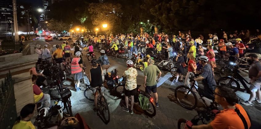 Gathering outside parliament at the end of the snap action