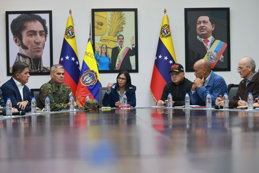 Delcy Rodriguez and ministers at a table