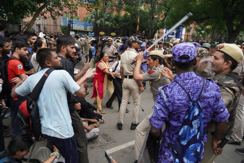 indian police attack student protesters