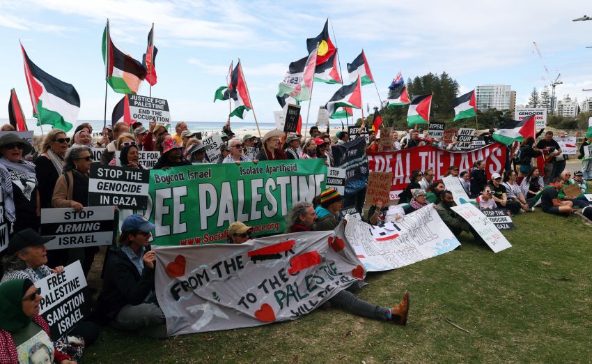 Hundreds rallied at the border to highlight absurdity of Queensland's laws banning Palestinian freedom slogans