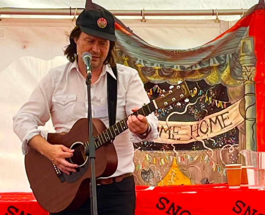 Les Thomas performing