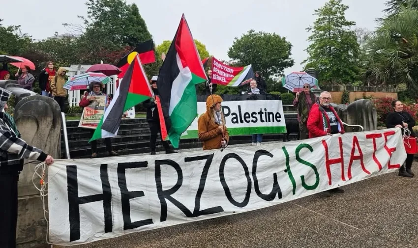 Protesters rally ion solidarity with Palestine in Katoomba