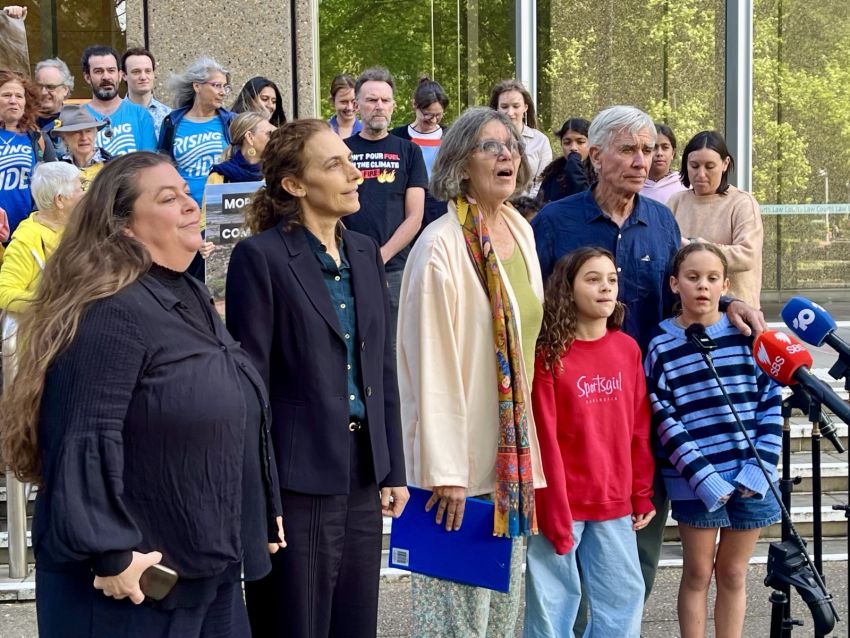 elaine johnson, anita o'hart, wendy wales, tony lonergan and ttheir grandchildren