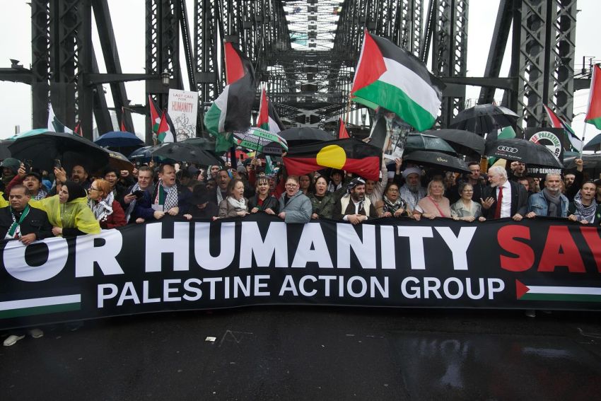 Hundreds of thousands of people march for Palestine across the Sydney Harbour Bridge, August 3