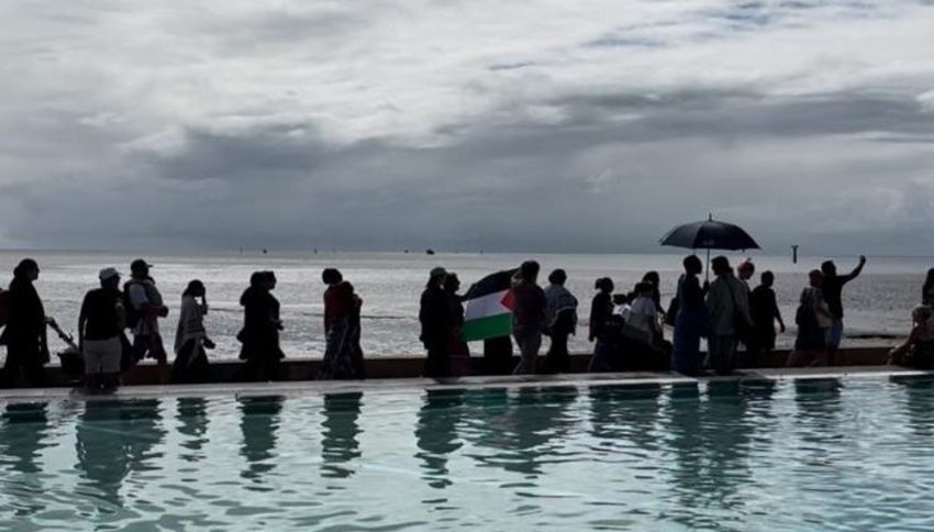 Protesting by the sea, Gimuy/Cairns, June 1