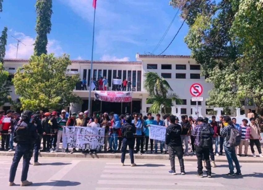 students protesting in Timor-Leste