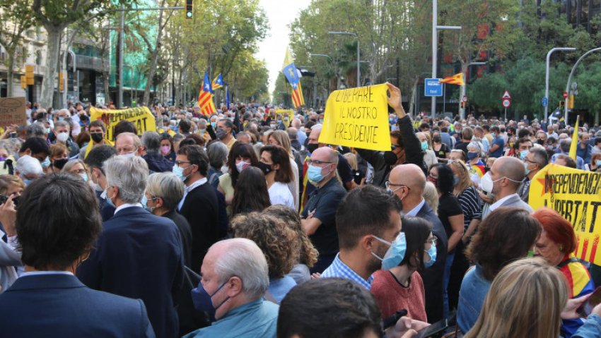 protesting_carles_puigdemonts_arrest_in_barcelona