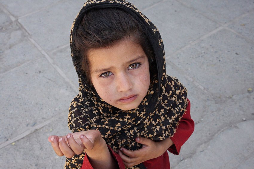 Afghan girl begs. 