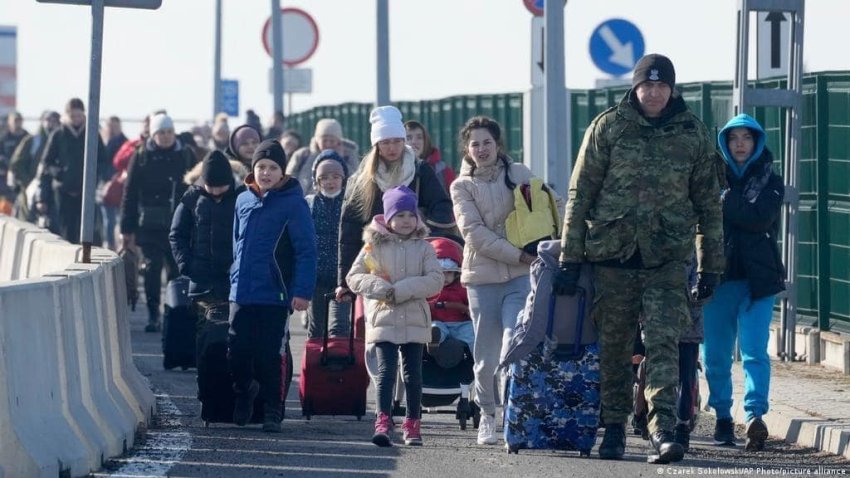 Ukrainian refugees cross into Poland