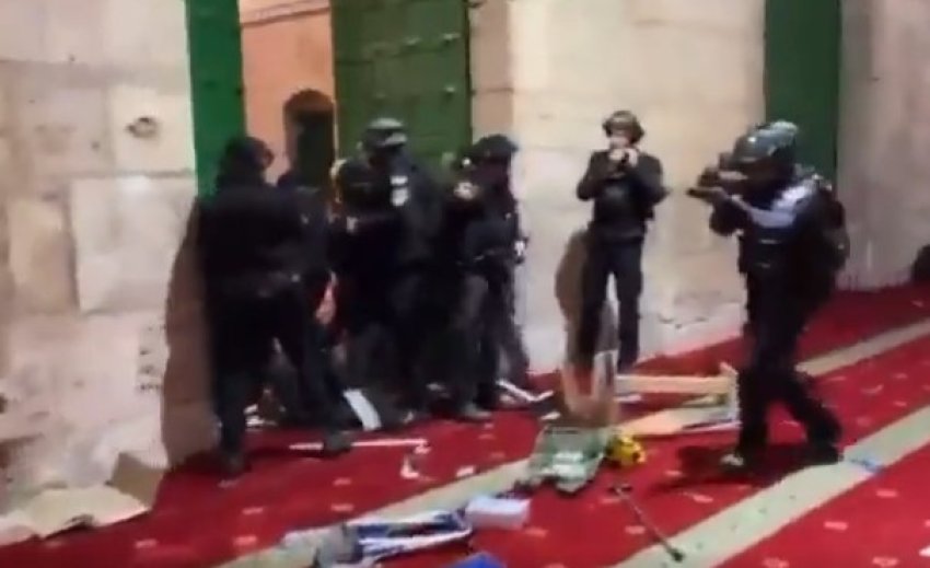 Israeli forces raid al Aqsa Mosque