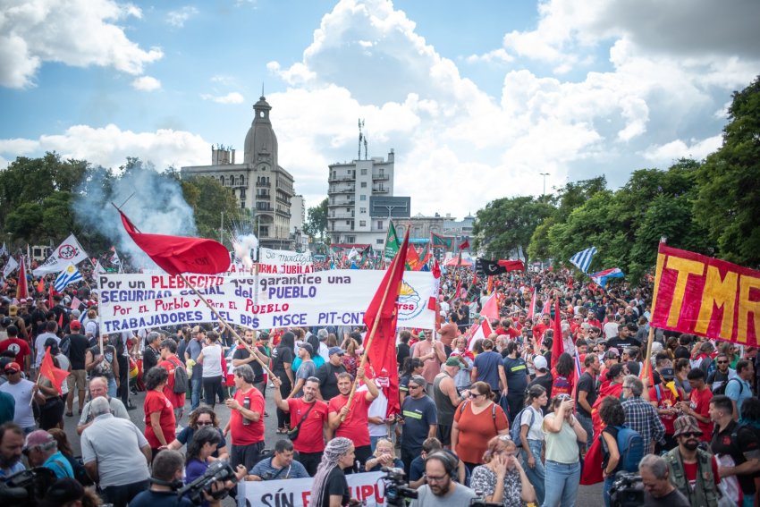 Uruguayans protesting against pension reforms