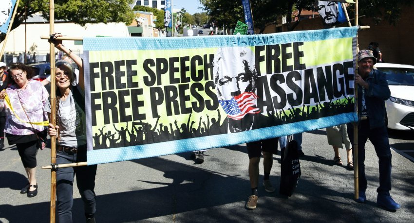 Free Julian Assange banner