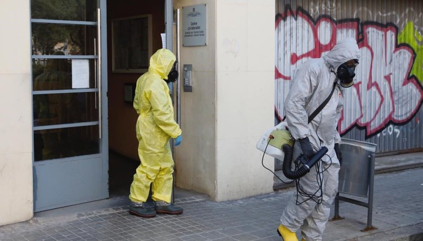 Disinfecting a Barcelona nursing home (Credit: El Periodico)