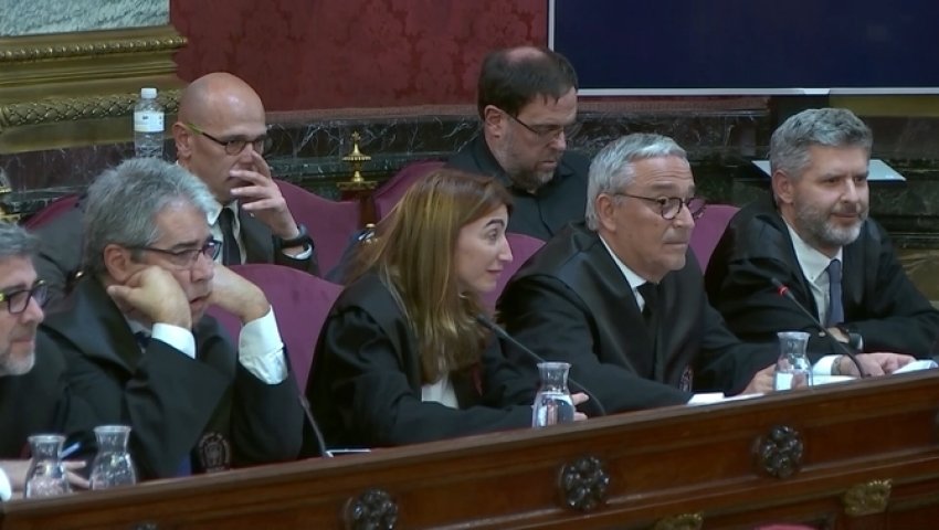 Defence counsel reacting with amusement as expert witness and philologist Gemma Rigau explains the errors in Civil Guard translation of Catalan into Spanish