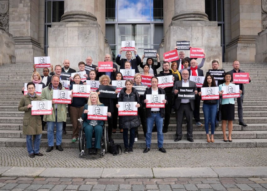German MPs from several democratic parties call for Julian Assange's release on October 19. 
