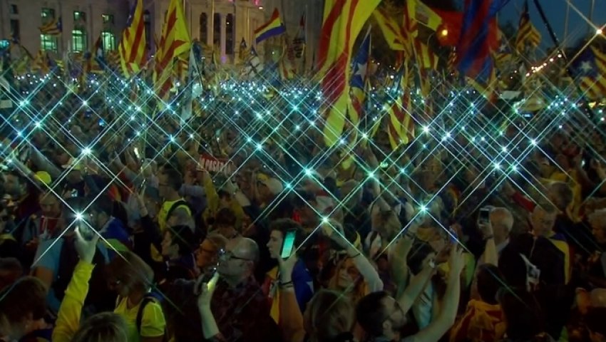 Tens of thousands of mobile phone lights swayed to the rhythm of L'Estaca [The Stake], the Catalan movement's anthem of struggle at the end of the demonstration