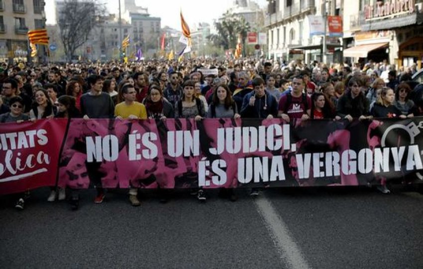 Barcelona student march sets off: "It's Not a Trial, It's a Disgrace"