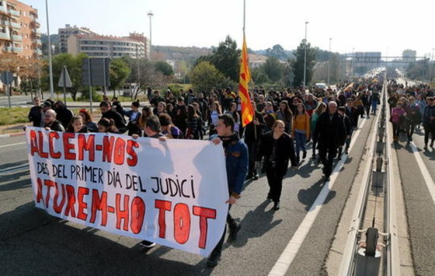 Slow march outside Tarragona stops traffic on the N-240