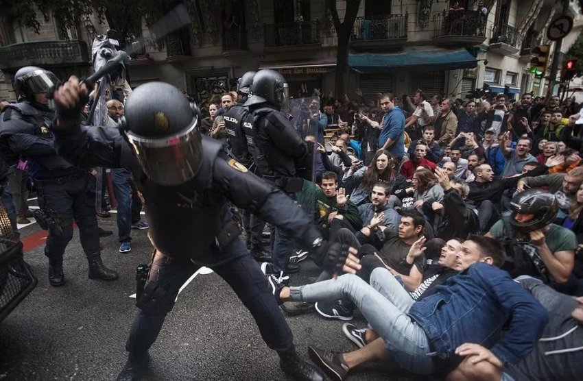 Spainish Civil Guards attack Catalans