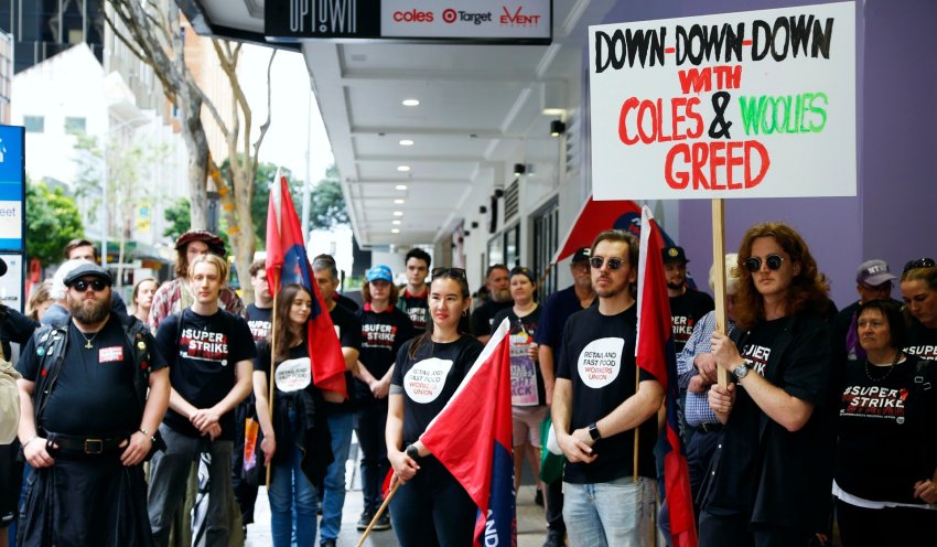 RAFFWU members rally in Meanjin/Brisbane while the strike is underway. 