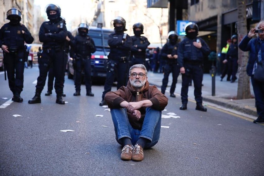 CUP parliamentary spokesperson Carles Riera's one-person protest against the trial