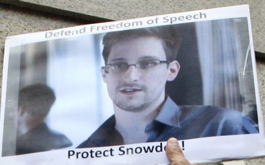 Sign that says 'Defend freedom of speech' and 'Protect Snowden.