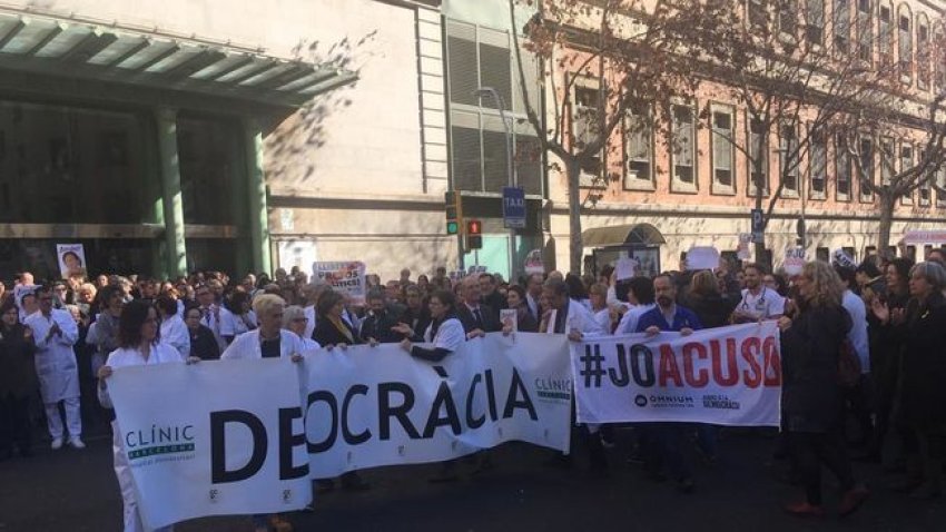 Health workers protesting against the trial outside Barcelona's Hospital Clínic.