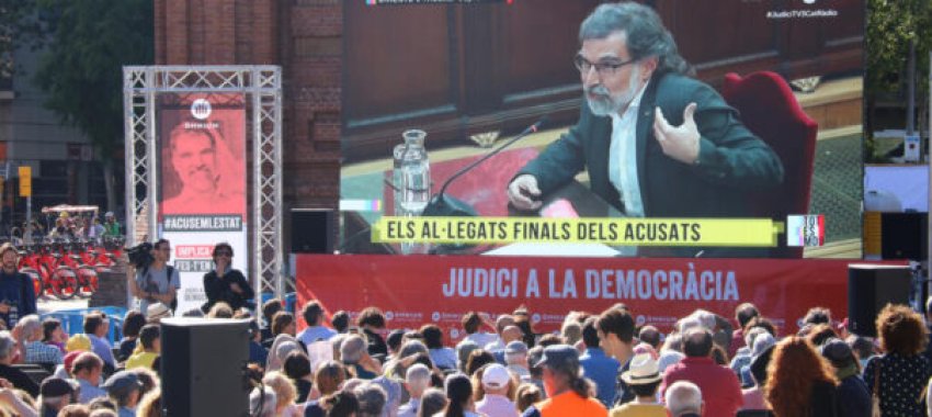 Jordi Cuixart makes final statment, televised live and watched by hundreds outside the headquarters of Òmnium Cultural in Barcelona
