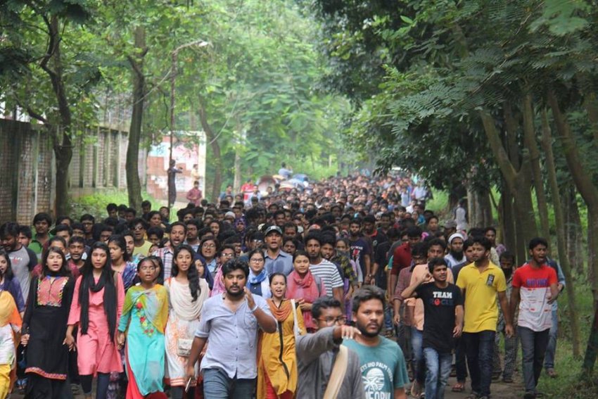 Bangladesh students protest over corrupt and unsafe transport