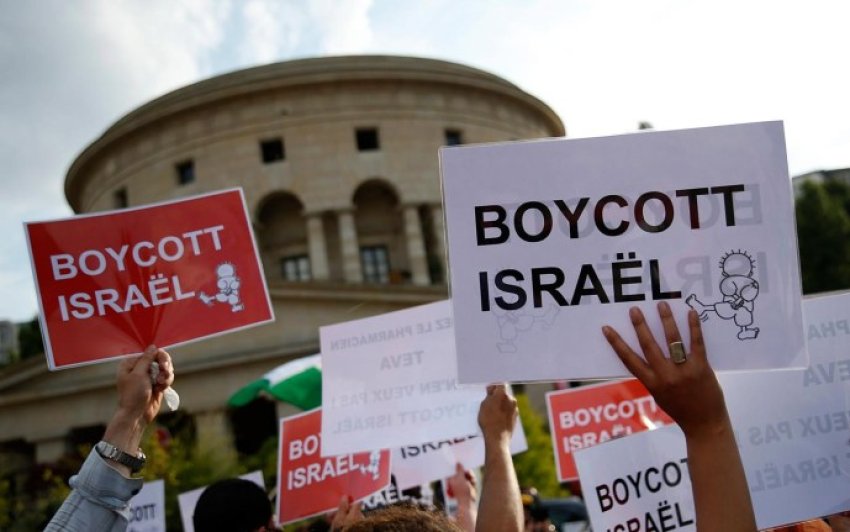 Protester with 'Boycott Israel' sign.